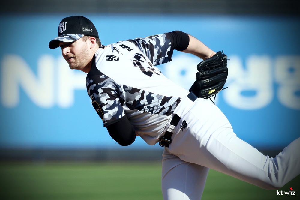 벤자민은 9일 수원 KT위즈파크에서 열린 '2024 신한 SOL Bank KBO 리그' LG와 주말 3연전 마지막 경기에서 선발 등판. 5⅓이닝 무실점으로 팀 승리를 견인했다. KT 위즈 