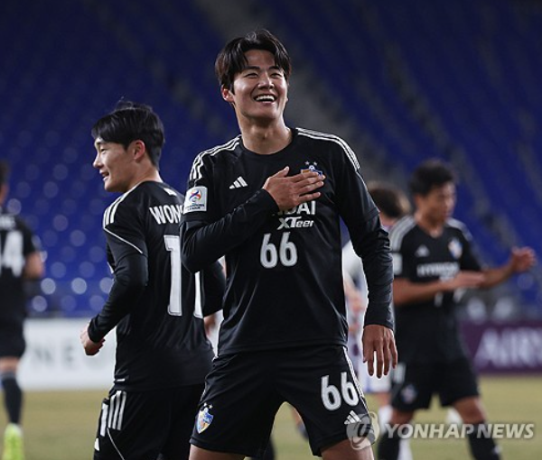 대한민국 축구를 대표하는 풀백 설영우가 세르비아 명문 츠르베나 즈베즈다로의 이적에 점점 다가서는 것으로 보인다.세르비아 매체 '부타스포츠'는 지난 10일(한국시간) 설영우가 레드스타(즈베즈다 애칭) 대열에 합류한다. 즈베즈다는 울산에 120만 유로(약 18억원)와 셀온 20%를 지급할 예정이리고 전했다. 연합뉴스