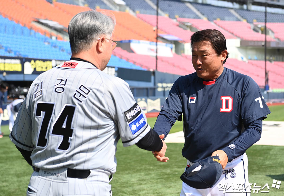 11일 오후 서울 송파구 잠실야구장에서 열리는 2024 신한 SOL Bank KBO리그 한화 이글스와 두산 베어스의 경기에 앞서 한화 김경문 감독과 두산 박흥식 수석코치가 그라운드에서 만나 인사를 나누고 있다. 잠실, 박지영 기자