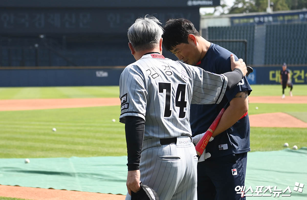 11일 오후 서울 송파구 잠실야구장에서 열리는 2024 신한 SOL Bank KBO리그 한화 이글스와 두산 베어스의 경기에 앞서 한화 김경문 감독과 두산 양의지가 그라운드에서 만나 인사를 나누고 있다. 잠실, 박지영 기자