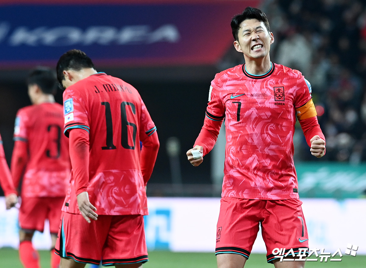 김도훈 임시 감독이 이끄는 축구대표팀(FIFA랭킹 23위)은 11일 오후 8시 서울월드컵경기장에서 중국(88위)과 북중미(캐나다·미국·멕시코 공동개최) 월드컵 아시아 2차예선 C조 최종전을 치른다. 김도훈호는 손흥민과 황희찬, 이강인이 최전방 스리톱을 구성해 중국을 상대한다. 중국은 브라질 출신 귀화 공격수 페이난두오를 선발 카드로 꺼냈다. 간판 공격수 우레이는 벤치에서 대기할 예정이다. 엑스포츠뉴스DB