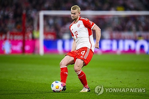 독일 매체 빌트가 지난 18일(한국시간) 요나단 타의 뮌헨 이적 상황이 혼란에 빠졌으며 이적료 협상이 난항을 겪고 있다고 전했다.  뮌헨은 1800만유로를 원하지만, 레버쿠젠은 이보다 훨씬 높은 4000만유로를 요구하면서 두 구단 간의 이적료 협상에 진전이 없다. 연합뉴스