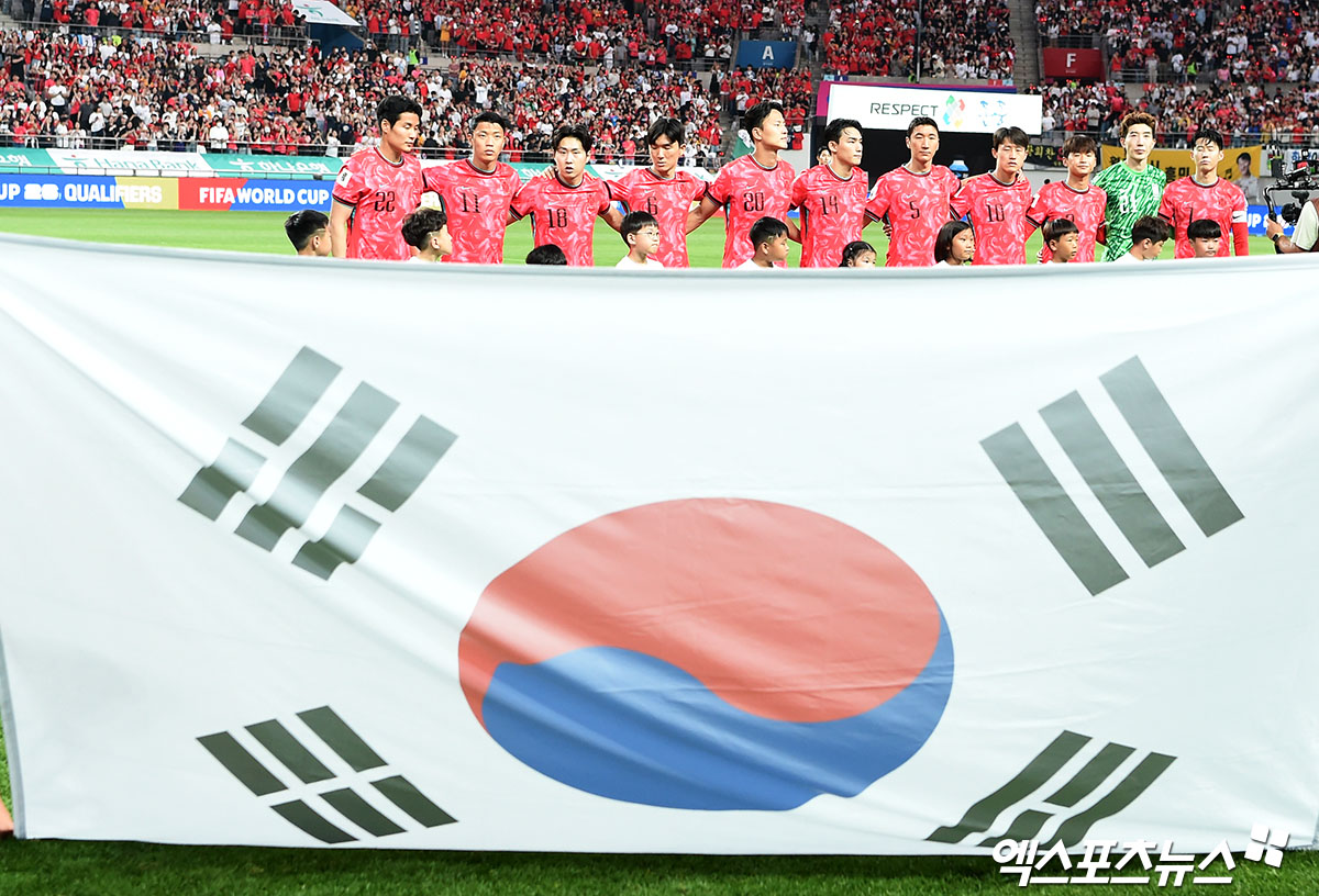 김도훈 임시감독이 이끄는 대한민국 축구 국가대표팀이 11일 서울 마포구 서울월드컵경기장에서 중국과 2026 월드컵(캐나다·멕시코·미국 공동개최) 아시아지역 2차예선 C조 최종 6차전 홈 경기를 치렀다. 한국은 중국전에 앞서 3차예선 진출을 확정지은 상태에서 싸웠다. 중국전을 마친 한국은 정식 감독을 새로 선임한 뒤 오는 9월부터 내년 6월까지 열리는 3차예선에서 월드컵 본선 티켓을 겨루게 된다. 3차예선은 18개팀이 6개팀씩 3개조로 나뉘어 싸우게 된다. 각 조 1~2위가 월드컵 본선에 직행한다. 서울월드컵경기장, 김한준 기자