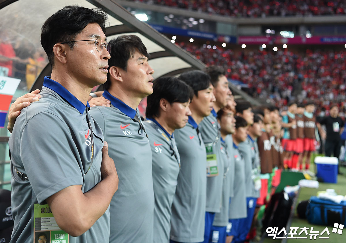 김도훈 임시감독이 이끄는 대한민국 축구 국가대표팀이 11일 서울 마포구 서울월드컵경기장에서 중국과 2026 월드컵(캐나다·멕시코·미국 공동개최) 아시아지역 2차예선 C조 최종 6차전 홈 경기를 치렀다. 한국은 중국전에 앞서 3차예선 진출을 확정지은 상태에서 싸웠다. 중국전을 마친 한국은 정식 감독을 새로 선임한 뒤 오는 9월부터 내년 6월까지 열리는 3차예선에서 월드컵 본선 티켓을 겨루게 된다. 3차예선은 18개팀이 6개팀씩 3개조로 나뉘어 싸우게 된다. 각 조 1~2위가 월드컵 본선에 직행한다. 서울월드컵경기장, 김한준 기자