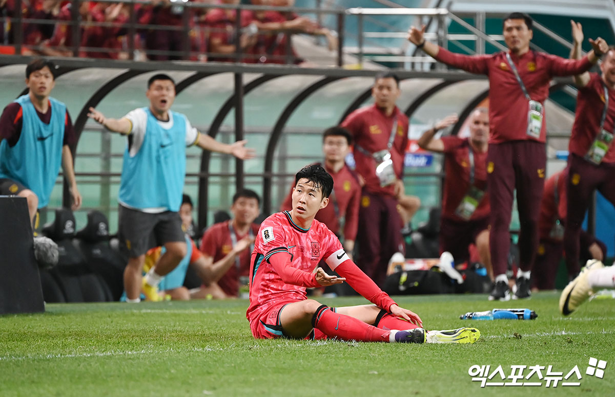 김도훈 임시감독이 이끄는 대한민국 축구 국가대표팀이 11일 서울 마포구 서울월드컵경기장에서 중국과 2026 월드컵(캐나다·멕시코·미국 공동개최) 아시아지역 2차예선 C조 최종 6차전 홈 경기를 치렀다. 한국은 중국전에 앞서 3차예선 진출을 확정지은 상태에서 싸웠다. 중국전을 마친 한국은 정식 감독을 새로 선임한 뒤 오는 9월부터 내년 6월까지 열리는 3차예선에서 월드컵 본선 티켓을 겨루게 된다. 3차예선은 18개팀이 6개팀씩 3개조로 나뉘어 싸우게 된다. 각 조 1~2위가 월드컵 본선에 직행한다. 서울월드컵경기장, 김한준 기자