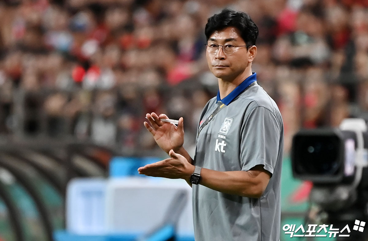 김도훈 임시감독이 이끄는 대한민국 축구 국가대표팀이 11일 서울 마포구 서울월드컵경기장에서 중국과 2026 월드컵(캐나다·멕시코·미국 공동개최) 아시아지역 2차예선 C조 최종 6차전 홈 경기를 치렀다. 한국은 중국전에 앞서 3차예선 진출을 확정지은 상태에서 싸웠다. 중국전을 마친 한국은 정식 감독을 새로 선임한 뒤 오는 9월부터 내년 6월까지 열리는 3차예선에서 월드컵 본선 티켓을 겨루게 된다. 3차예선은 18개팀이 6개팀씩 3개조로 나뉘어 싸우게 된다. 각 조 1~2위가 월드컵 본선에 직행한다. 서울월드컵경기장, 김한준 기자