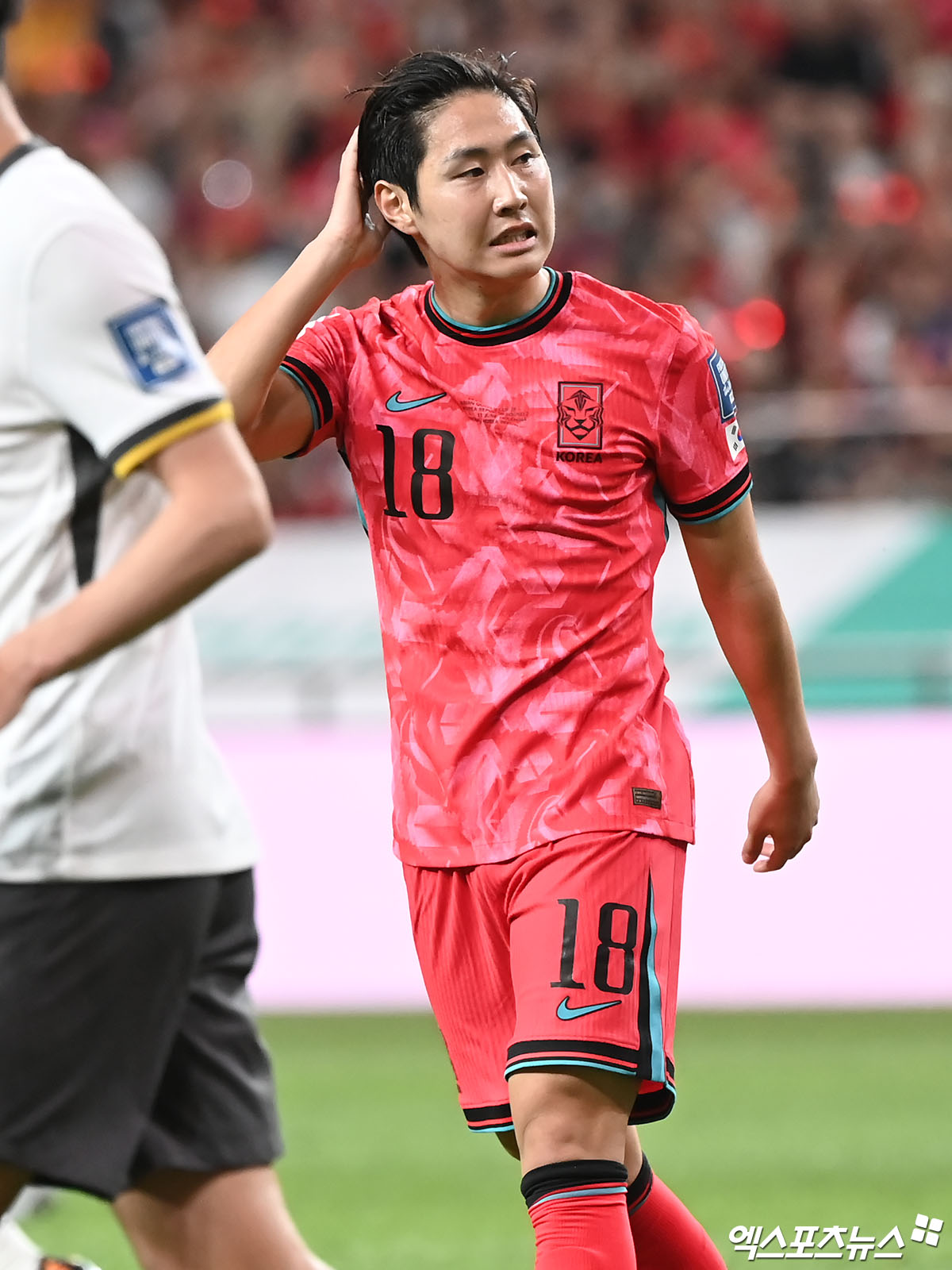 김도훈 임시감독이 이끄는 대한민국 축구 국가대표팀이 11일 서울 마포구 서울월드컵경기장에서 중국과 2026 월드컵(캐나다·멕시코·미국 공동개최) 아시아지역 2차예선 C조 최종 6차전 홈 경기를 치렀다. 한국은 중국전에 앞서 3차예선 진출을 확정지은 상태에서 싸웠다. 중국전을 마친 한국은 정식 감독을 새로 선임한 뒤 오는 9월부터 내년 6월까지 열리는 3차예선에서 월드컵 본선 티켓을 겨루게 된다. 3차예선은 18개팀이 6개팀씩 3개조로 나뉘어 싸우게 된다. 각 조 1~2위가 월드컵 본선에 직행한다. 서울월드컵경기장, 김한준 기자