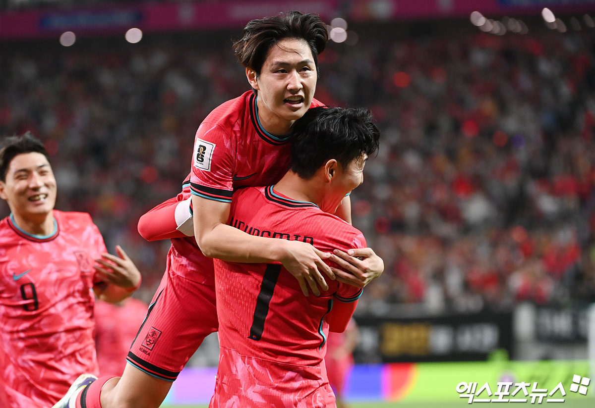 김도훈 임시감독이 이끄는 대한민국 축구 국가대표팀이 11일 서울 마포구 서울월드컵경기장에서 중국과 2026 월드컵(캐나다·멕시코·미국 공동개최) 아시아지역 2차예선 C조 최종 6차전 홈 경기를 치렀다. 한국은 중국전에 앞서 3차예선 진출을 확정지은 상태에서 싸웠다. 중국전을 마친 한국은 정식 감독을 새로 선임한 뒤 오는 9월부터 내년 6월까지 열리는 3차예선에서 월드컵 본선 티켓을 겨루게 된다. 이강인이 이날 선제골을 넣은 뒤 손흥민을 포옹하고 있다. 서울월드컵경기장, 김한준 기자