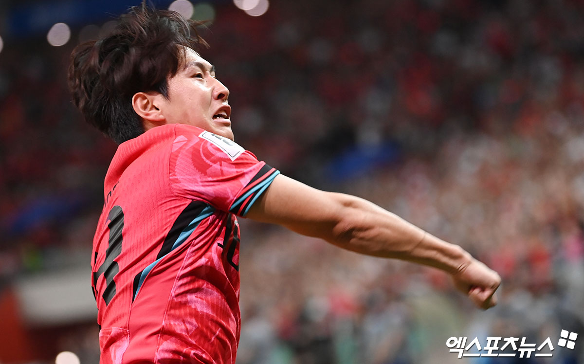 김도훈 임시감독이 이끄는 대한민국 축구 국가대표팀이 11일 서울 마포구 서울월드컵경기장에서 중국과 2026 월드컵(캐나다·멕시코·미국 공동개최) 아시아지역 2차예선 C조 최종 6차전 홈 경기를 치렀다. 한국은 중국전에 앞서 3차예선 진출을 확정지은 상태에서 싸웠다. 중국전을 마친 한국은 정식 감독을 새로 선임한 뒤 오는 9월부터 내년 6월까지 열리는 3차예선에서 월드컵 본선 티켓을 겨루게 된다. 3차예선은 18개팀이 6개팀씩 3개조로 나뉘어 싸우게 된다. 각 조 1~2위가 월드컵 본선에 직행한다. 서울월드컵경기장, 김한준 기자