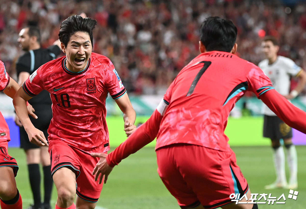 김도훈 임시감독이 이끄는 대한민국 축구 국가대표팀이 11일 서울 마포구 서울월드컵경기장에서 중국과 2026 월드컵(캐나다·멕시코·미국 공동개최) 아시아지역 2차예선 C조 최종 6차전 홈 경기를 치렀다. 한국은 중국전에 앞서 3차예선 진출을 확정지은 상태에서 싸웠다. 중국전을 마친 한국은 정식 감독을 새로 선임한 뒤 오는 9월부터 내년 6월까지 열리는 3차예선에서 월드컵 본선 티켓을 겨루게 된다. 3차예선은 18개팀이 6개팀씩 3개조로 나뉘어 싸우게 된다. 각 조 1~2위가 월드컵 본선에 직행한다. 서울월드컵경기장, 김한준 기자