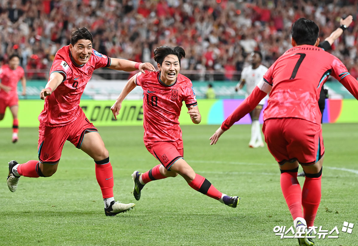 김도훈 임시 감독이 이끄는 대한민국 축구 국가대표팀이 11일 서울월드컵경기장에서 열린 중국 축구 국가대표팀과의 2026 국제축구연맹(FIFA) 북중미(캐나다-미국-멕시코 공동 개최) 월드컵 아시아지역 2차 예선 C조 최종전에서 이강인의 결승 골로 1-0으로 승리했다.   한국은 이 승리로 C조 1위(5승 1무∙승점16)는 물론 2연승으로 FIFA 랭킹 기준 아시아축구연맹(AFC) 3위를 확정하면서 상위 3팀에게 주어지는 3차 예선 1 포트 한자리를 차지했다. 반면 중국은 반드시 필요했던 승점을 얻지 못하면서 태국과 싱가포르의 경기에서 태국이 2골 차 이상 승리하면 2위 자리를 내주고 2차예선에서 탈락하게 된다. 서울월드컵경기장, 김한준 기자