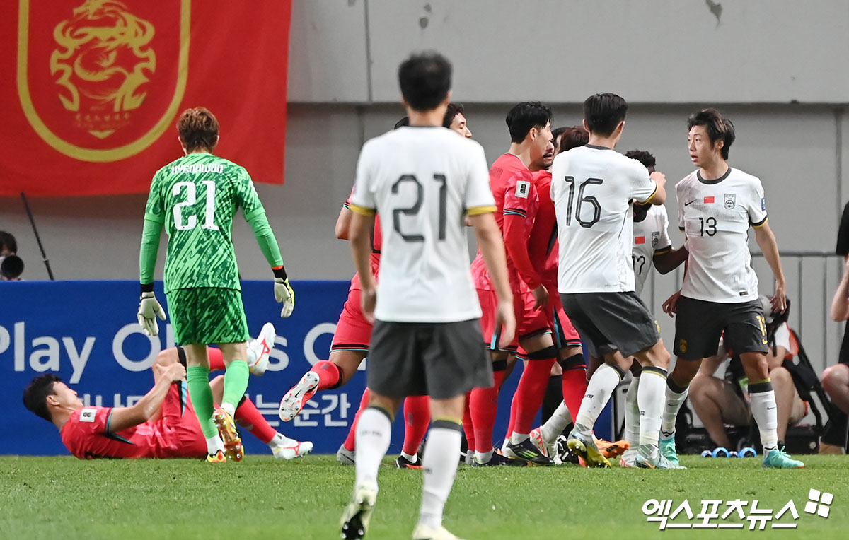 김도훈 임시 감독이 이끄는 대한민국 축구 국가대표팀이 11일 서울월드컵경기장에서 열린 중국 축구 국가대표팀과의 2026 국제축구연맹(FIFA) 북중미(캐나다-미국-멕시코 공동 개최) 월드컵 아시아지역 2차 예선 C조 최종전에서 이강인의 결승 골로 1-0으로 승리했다.   한국은 이 승리로 C조 1위(5승 1무∙승점16)는 물론 2연승으로 FIFA 랭킹 기준 아시아축구연맹(AFC) 3위를 확정하면서 상위 3팀에게 주어지는 3차 예선 1 포트 한자리를 차지했다. 반면 중국은 반드시 필요했던 승점을 얻지 못하면서 태국과 싱가포르의 경기에서 태국이 2골 차 이상 승리하면 2위 자리를 내주고 2차예선에서 탈락하게 된다. 서울월드컵경기장, 김한준 기자