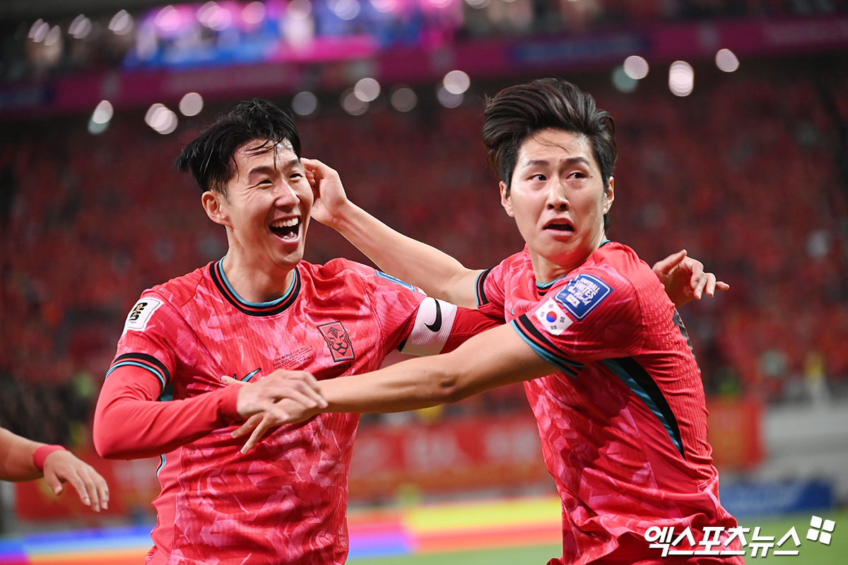 김도훈 임시 감독이 이끄는 대한민국 축구 국가대표팀이 11일 서울월드컵경기장에서 열린 중국 축구 국가대표팀과의 2026 국제축구연맹(FIFA) 북중미(캐나다-미국-멕시코 공동 개최) 월드컵 아시아지역 2차 예선 C조 최종전에서 이강인의 결승 골로 1-0으로 승리했다. 이강인은 싱가포르전에 이어 두 경기 연속 골을 터뜨리며 중국전 승리와 3차 예선 1포트 확보를 이끌었다. 서울월드컵경기장, 김한준 기자