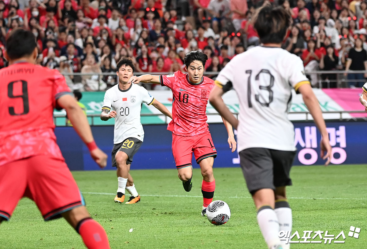 김도훈 임시 감독이 이끄는 대한민국 축구 국가대표팀이 11일 서울월드컵경기장에서 열린 중국 축구 국가대표팀과의 2026 국제축구연맹(FIFA) 북중미(캐나다-미국-멕시코 공동 개최) 월드컵 아시아지역 2차 예선 C조 최종전에서 이강인의 결승 골로 1-0으로 승리했다. 이강인은 싱가포르전에 이어 두 경기 연속 골을 터뜨리며 중국전 승리와 3차 예선 1포트 확보를 이끌었다. 서울월드컵경기장, 김한준 기자