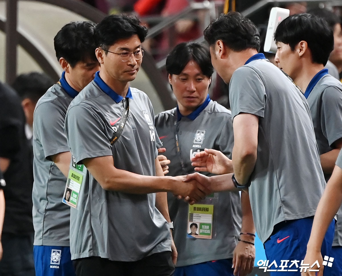 김도훈 임시감독이 지휘한 대한민국 축구 국가대표팀이 11일 서울 마포구 서울월드컵경기장에서 열린 2026 월드컵 아시아지역 2차예선 C조 최종 6차전 홈 경기에서 중국을 1-0으로 눌렀다. 한국은 6월 2차예선 2연전을 모두 승리하면서 3차예선 앞두고 자신감을 갖게 됐다. 한국은 정식 감독을 새로 선임한 뒤 오는 9월부터 내년 6월까지 열리는 3차예선에서 월드컵 본선 티켓을 겨루게 된다. 서울월드컵경기장, 김한준 기자