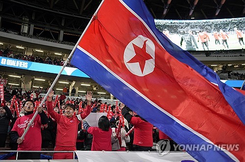 북한이 11일(한국시간) 열린 미얀마와의 2026 FIFA 북중미 월드컵 아시아지역 2차 예선 조별리그 B조 최종전에서 미얀마를 4-1로 꺾고 조 2위로 3차 예선 진출을 확정 지었다. 이날 북한은 공격수 리조국과 리일송이 각각 멀티골을 터트리며 팀의 대승을 이끌었다. 한국은 북한이 3차 예선에 진출하면서 3차 예선에서 남북전을 치를 가능성이 생겼다. 3차 예선 조 추첨은 오는 27일 진행된다. 사진 연합뉴스