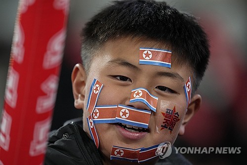 북한이 11일(한국시간) 열린 미얀마와의 2026 FIFA 북중미 월드컵 아시아지역 2차 예선 조별리그 B조 최종전에서 미얀마를 4-1로 꺾고 조 2위로 3차 예선 진출을 확정 지었다. 이날 북한은 공격수 리조국과 리일송이 각각 멀티골을 터트리며 팀의 대승을 이끌었다. 한국은 북한이 3차 예선에 진출하면서 3차 예선에서 남북전을 치를 가능성이 생겼다. 3차 예선 조 추첨은 오는 27일 진행된다. 사진 연합뉴스