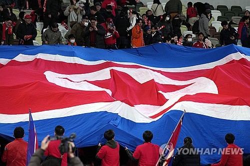 북한이 11일(한국시간) 열린 미얀마와의 2026 FIFA 북중미 월드컵 아시아지역 2차 예선 조별리그 B조 최종전에서 미얀마를 4-1로 꺾고 조 2위로 3차 예선 진출을 확정 지었다. 이날 북한은 공격수 리조국과 리일송이 각각 멀티골을 터트리며 팀의 대승을 이끌었다. 한국은 북한이 3차 예선에 진출하면서 3차 예선에서 남북전을 치를 가능성이 생겼다. 3차 예선 조 추첨은 오는 27일 진행된다. 사진 연합뉴스