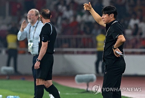 신태용 감독이 이끄는 인도네시아 축구대표팀이 11일 수도 자카르타 겔로라 붕카르노에서 열린 2026 북중미 월드컵 아시아 2차예선 F조 최종전에서 필리핀을 2-0으로 완파하고 3차예선에 진출했다. 인도네시아는 3차예선에서 자국 축구 사상 처음으로 월드컵 본선 티켓에 도전할 수 있게 됐다. 인도네시아는 신 감독의 리더십, 용병술과 더불어 유럽에서 인도네시아 혈통을 찾아 국적 부여하는 방식으로 대표팀을 강화했다. 연합뉴스