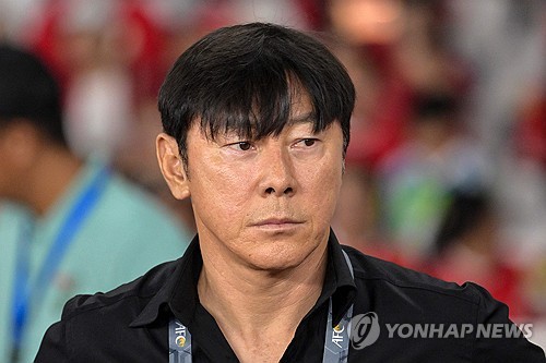 신태용 감독이 이끄는 인도네시아 축구대표팀이 11일 수도 자카르타 겔로라 붕카르노에서 열린 2026 북중미 월드컵 아시아 2차예선 F조 최종전에서 필리핀을 2-0으로 완파하고 3차예선에 진출했다. 인도네시아는 3차예선에서 자국 축구 사상 처음으로 월드컵 본선 티켓에 도전할 수 있게 됐다. 인도네시아는 신 감독의 리더십, 용병술과 더불어 유럽에서 인도네시아 혈통을 찾아 국적 부여하는 방식으로 대표팀을 강화했다. 연합뉴스