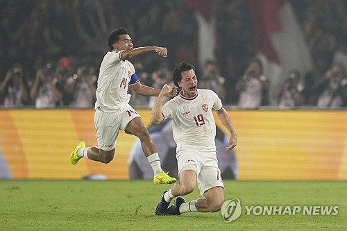 신태용 감독이 이끄는 인도네시아 축구대표팀이 11일 수도 자카르타 겔로라 붕카르노에서 열린 2026 북중미 월드컵 아시아 2차예선 F조 최종전에서 필리핀을 2-0으로 완파하고 3차예선에 진출했다. 인도네시아는 3차예선에서 자국 축구 사상 처음으로 월드컵 본선 티켓에 도전할 수 있게 됐다. 인도네시아는 신 감독의 리더십, 용병술과 더불어 유럽에서 인도네시아 혈통을 찾아 국적 부여하는 방식으로 대표팀을 강화했다. 연합뉴스