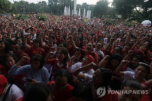 신태용 감독이 이끄는 인도네시아 축구대표팀이 11일 수도 자카르타 겔로라 붕카르노에서 열린 2026 북중미 월드컵 아시아 2차예선 F조 최종전에서 필리핀을 2-0으로 완파하고 3차예선에 진출했다. 인도네시아는 3차예선에서 자국 축구 사상 처음으로 월드컵 본선 티켓에 도전할 수 있게 됐다. 인도네시아는 신 감독의 리더십, 용병술과 더불어 유럽에서 인도네시아 혈통을 찾아 국적 부여하는 방식으로 대표팀을 강화했다. 연합뉴스