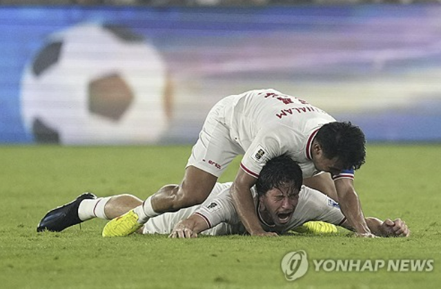 신태용 감독이 이끄는 인도네시아 축구대표팀이 11일 수도 자카르타 겔로라 붕카르노에서 열린 2026 북중미 월드컵 아시아 2차예선 F조 최종전에서 필리핀을 2-0으로 완파하고 3차예선에 진출했다. 인도네시아는 3차예선에서 자국 축구 사상 처음으로 월드컵 본선 티켓에 도전할 수 있게 됐다. 인도네시아는 신 감독의 리더십, 용병술과 더불어 유럽에서 인도네시아 혈통을 찾아 국적 부여하는 방식으로 대표팀을 강화했다. 연합뉴스