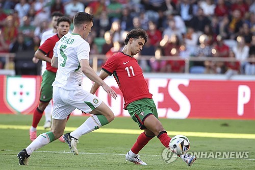 포르투갈 축구 국가대표팀이 12일(한국시간) 포르투갈 아베이루에 있는 이스타디우 무니시팔 드 아베이루에서 열린 아일랜드와의 친선 경기에서 3-0 완승을 했다. 호날두는 7개월 만에 대표팀에서 득점포를 가동했고 A매치 통한 130호골에 성공해 역대 최다골 기록을 이어갔다. 연합뉴스