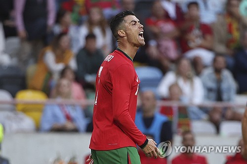 포르투갈 축구 국가대표팀이 12일(한국시간) 포르투갈 아베이루에 있는 이스타디우 무니시팔 드 아베이루에서 열린 아일랜드와의 친선 경기에서 3-0 완승을 했다. 호날두는 7개월 만에 대표팀에서 득점포를 가동했고 A매치 통한 130호골에 성공해 역대 최다골 기록을 이어갔다. 연합뉴스