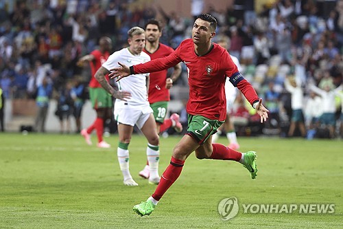 포르투갈 축구 국가대표팀이 12일(한국시간) 포르투갈 아베이루에 있는 이스타디우 무니시팔 드 아베이루에서 열린 아일랜드와의 친선 경기에서 3-0 완승을 했다. 호날두는 7개월 만에 대표팀에서 득점포를 가동했고 A매치 통한 130호골에 성공해 역대 최다골 기록을 이어갔다. 연합뉴스