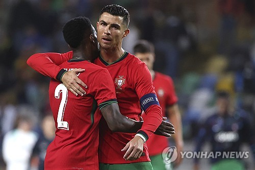 포르투갈 축구 국가대표팀이 12일(한국시간) 포르투갈 아베이루에 있는 이스타디우 무니시팔 드 아베이루에서 열린 아일랜드와의 친선 경기에서 3-0 완승을 했다. 호날두는 7개월 만에 대표팀에서 득점포를 가동했고 A매치 통한 130호골에 성공해 역대 최다골 기록을 이어갔다. 연합뉴스