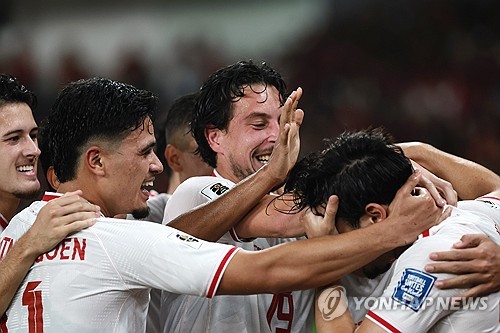 신 감독이 이끄는 인도네시아 축구 국가대표팀이 11일(한국시간) 인도네시아 자카르타에 있는 겔로라 붕 카르노 경기장에서 열린 필리핀 축구 국가대표팀과의 2026 국제축구연맹(FIFA) 북중미(캐나다-미국-멕시코 공동 개최) 월드컵 아시아지역 F조 최종전에서 2-0으로 승리했다.   인도네시아는 전반 32분 터진 톰 하예의 결승 골과 후반 11분 터진 리즈키 리도의 추가 골을 지키며 승리했다. 인도네시아는 최종 2위(3승 1무 2패∙승점10)로 1위 이라크(6승∙승점18)와 함께 F조에서 3차 예선에 진출했다. 사상 첫 3차 예선에 진출하면서 인도네시아는 역사사 첫 월드컵 본선 출전의 희망을 꿈꾸게 됐다. 인도네시아 대통령과 축구협회장도 축전을 보냈다. 연합뉴스