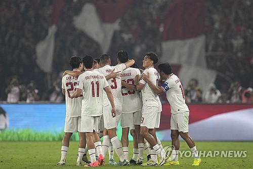 신 감독이 이끄는 인도네시아 축구 국가대표팀이 11일(한국시간) 인도네시아 자카르타에 있는 겔로라 붕 카르노 경기장에서 열린 필리핀 축구 국가대표팀과의 2026 국제축구연맹(FIFA) 북중미(캐나다-미국-멕시코 공동 개최) 월드컵 아시아지역 F조 최종전에서 2-0으로 승리했다.   인도네시아는 전반 32분 터진 톰 하예의 결승 골과 후반 11분 터진 리즈키 리도의 추가 골을 지키며 승리했다. 인도네시아는 최종 2위(3승 1무 2패∙승점10)로 1위 이라크(6승∙승점18)와 함께 F조에서 3차 예선에 진출했다. 사상 첫 3차 예선에 진출하면서 인도네시아는 역사사 첫 월드컵 본선 출전의 희망을 꿈꾸게 됐다. 인도네시아 대통령과 축구협회장도 축전을 보냈다. 연합뉴스