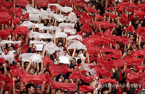 신 감독이 이끄는 인도네시아 축구 국가대표팀이 11일(한국시간) 인도네시아 자카르타에 있는 겔로라 붕 카르노 경기장에서 열린 필리핀 축구 국가대표팀과의 2026 국제축구연맹(FIFA) 북중미(캐나다-미국-멕시코 공동 개최) 월드컵 아시아지역 F조 최종전에서 2-0으로 승리했다.   인도네시아는 전반 32분 터진 톰 하예의 결승 골과 후반 11분 터진 리즈키 리도의 추가 골을 지키며 승리했다. 인도네시아는 최종 2위(3승 1무 2패∙승점10)로 1위 이라크(6승∙승점18)와 함께 F조에서 3차 예선에 진출했다. 사상 첫 3차 예선에 진출하면서 인도네시아는 역사사 첫 월드컵 본선 출전의 희망을 꿈꾸게 됐다. 인도네시아 대통령과 축구협회장도 축전을 보냈다. 연합뉴스