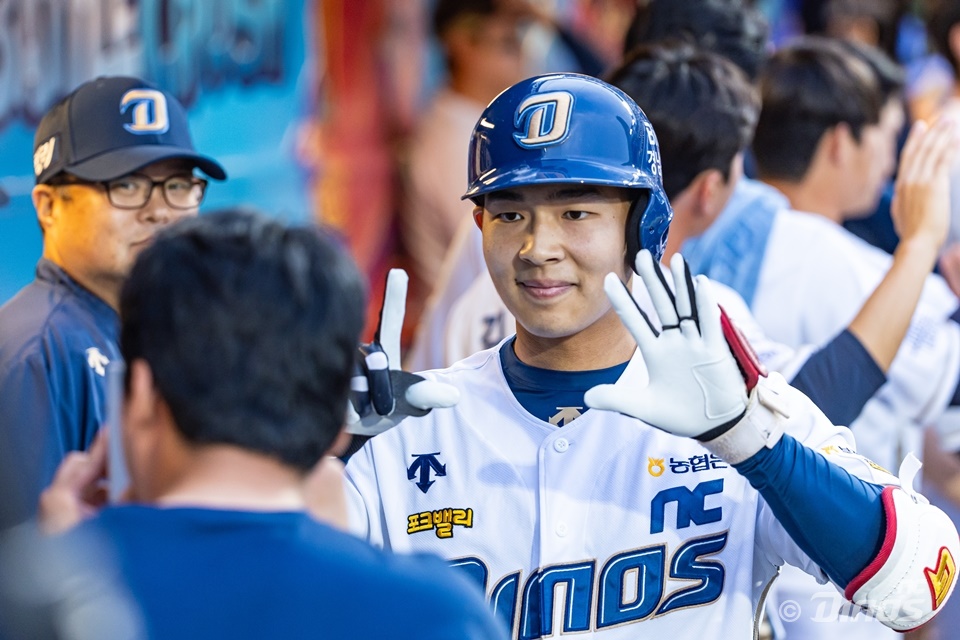 김휘집은 11일 창원 NC파크에서 열린 '2024 신한 SOL Bank KBO 리그' KT와 주중 3연전 첫 경기에서 9번타자 3루수로 선발 출전. 2회말 동점 2점 홈런을 쳐 팀 승리에 힘을 보탰다. NC 다이노스