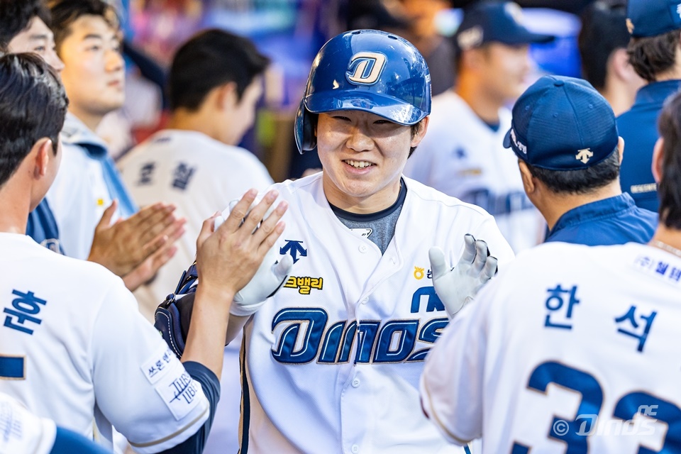 박민우는 11일 창원 NC파크에서 열린 '2024 신한 SOL Bank KBO 리그' KT와 주중 3연전 첫 경기에서 1번 지명타자로 선발 출전. 2회말 결승 홈런을 쳐 팀 공격에 활력을 불어넣었다. NC 다이노스