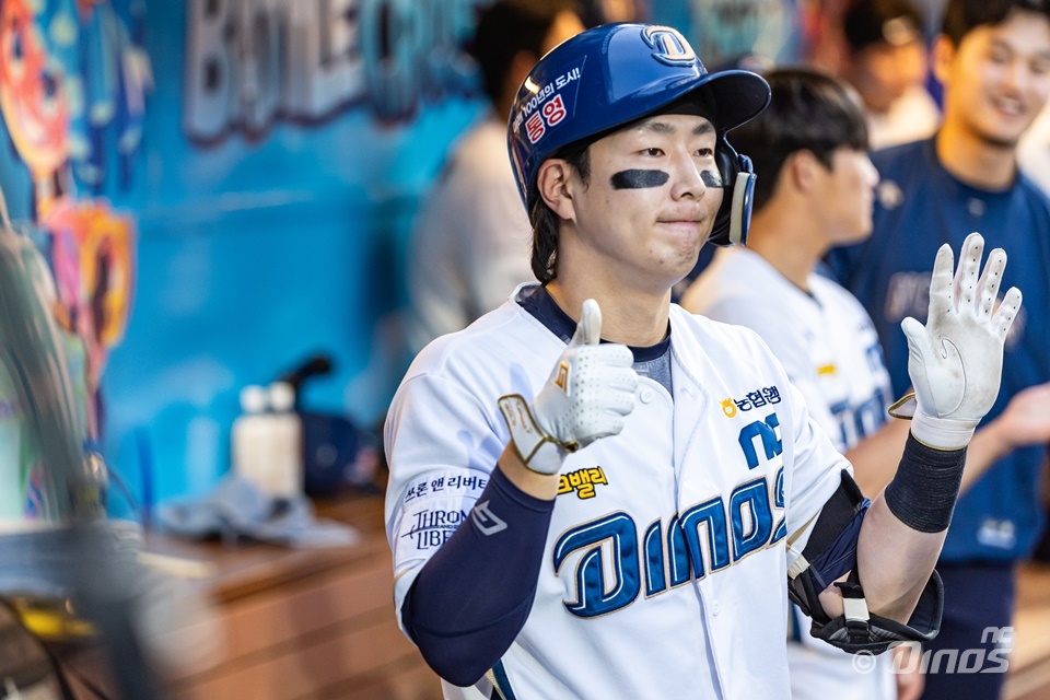 박건우는 11일 창원 NC파크에서 열린 '2024 신한 SOL Bank KBO 리그' KT와 주중 3연전 첫 경기에서 3번타자 우익수로 선발 출전. 2회말 솔로 홈런을 쳐 팀 공격에 활력을 불어넣었다. NC 다이노스