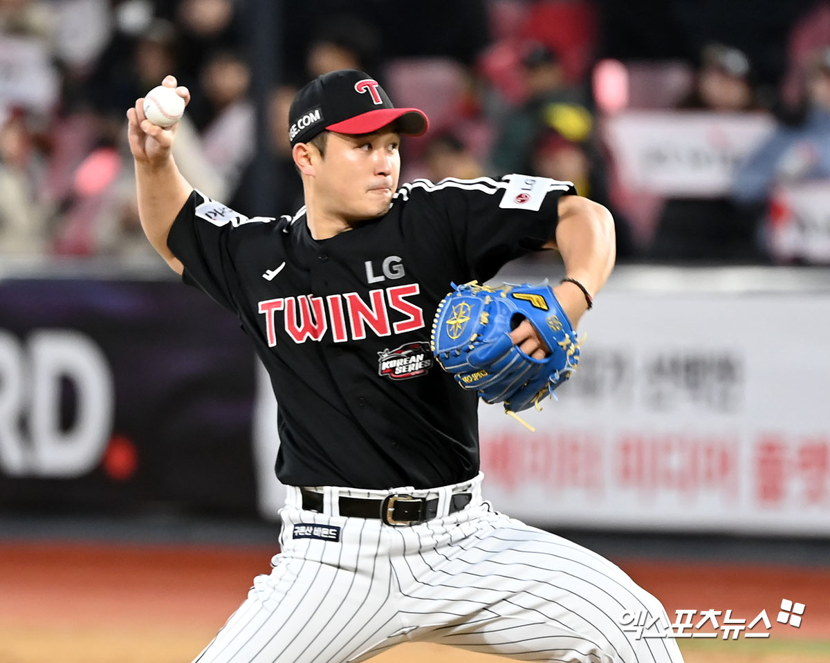 최원태는 11일 대구 삼성라이온즈파크에서 열린 '2024 신한 SOL Bank KBO 리그' 삼성과 주중 3연전 첫 경기를 앞두고 선발 등판할 예정이었으나 우측 광배근 손상으로 1군 엔트리에서 빠졌다. 12일 검진 결과 오른쪽 광배근 미세손상 진단을 받아 2주간 이탈하며 추후 재검사에 들어간다. 최원태는 삼성 원정 경기 시작 4시간 전 등판이 취소됐다. 엑스포츠뉴스 DB 