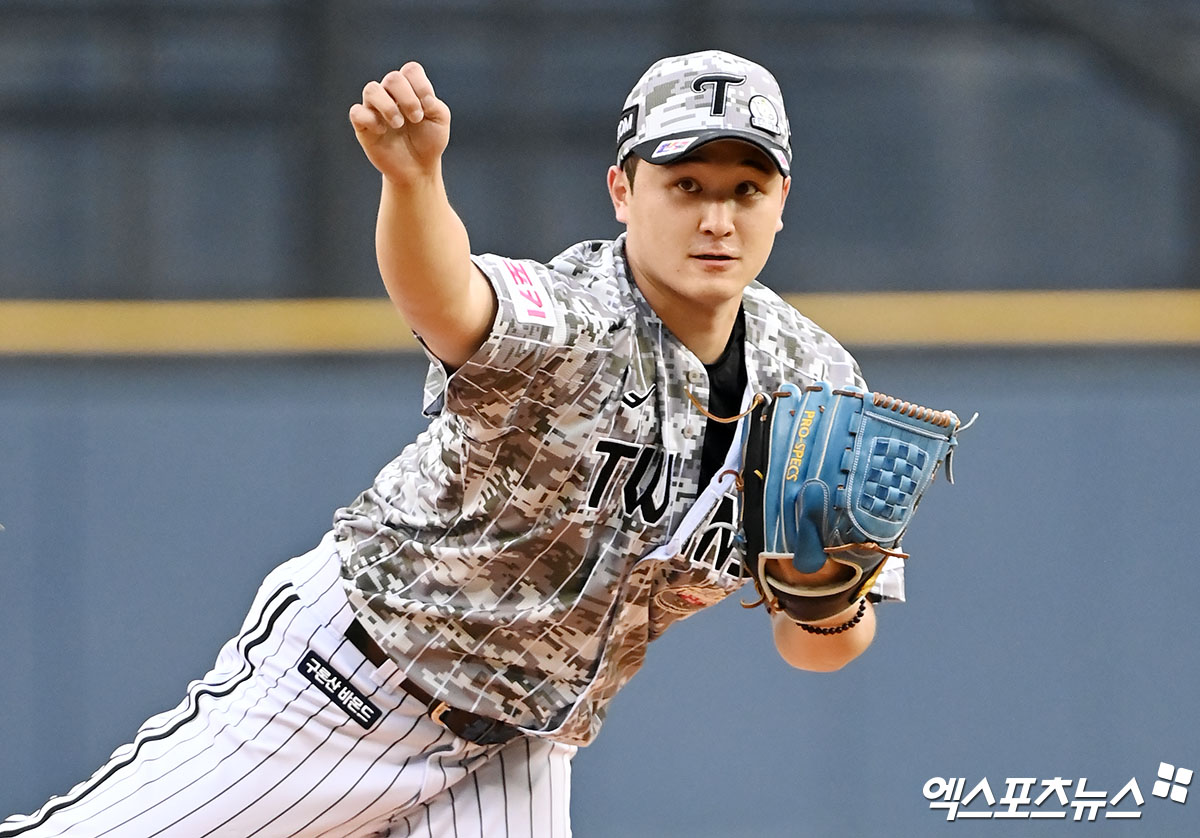 최원태는 11일 대구 삼성라이온즈파크에서 열린 '2024 신한 SOL Bank KBO 리그' 삼성과 주중 3연전 첫 경기를 앞두고 선발 등판할 예정이었으나 우측 광배근 손상으로 1군 엔트리에서 빠졌다. 12일 검진 결과 오른쪽 광배근 미세손상 진단을 받아 2주간 이탈하며 추후 재검사에 들어간다. 최원태는 삼성 원정 경기 시작 4시간 전 등판이 취소됐다. 엑스포츠뉴스 DB 