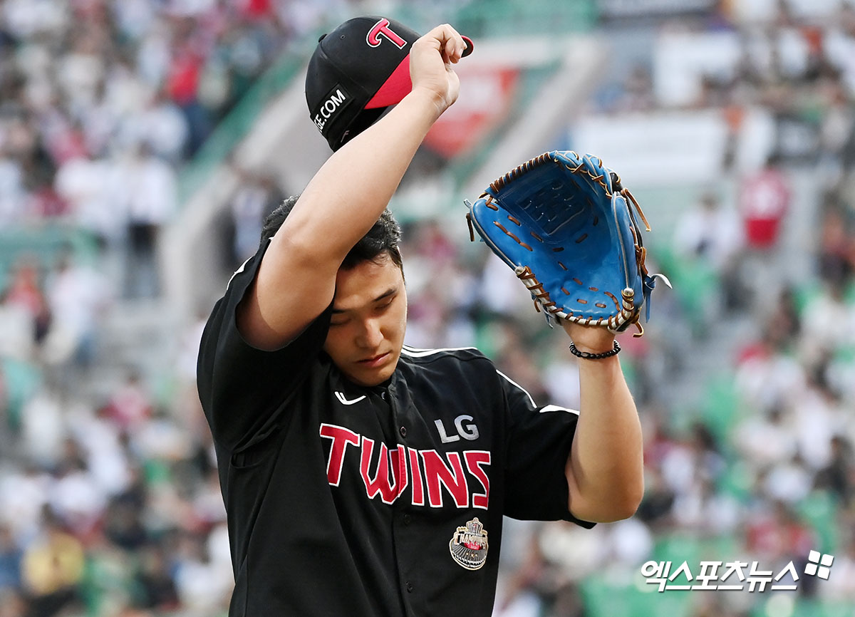 최원태는 11일 대구 삼성라이온즈파크에서 열린 '2024 신한 SOL Bank KBO 리그' 삼성과 주중 3연전 첫 경기를 앞두고 선발 등판할 예정이었으나 우측 광배근 손상으로 1군 엔트리에서 빠졌다. 12일 검진 결과 오른쪽 광배근 미세손상 진단을 받아 2주간 이탈하며 추후 재검사에 들어간다. 최원태는 삼성 원정 경기 시작 4시간 전 등판이 취소됐다. 엑스포츠뉴스 DB 