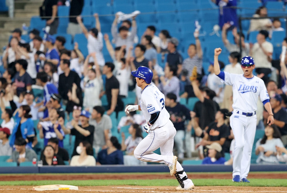 김동진은 11일 대구 삼성라이온즈파크에서 열린 '2024 신한 SOL Bank KBO 리그' LG와 주중 3연전 첫 번째 맞대결에서 교체 출전 8회말 쐐기포를 터트려 팀 승리에 힘을 보탰다. 삼성 라이온즈