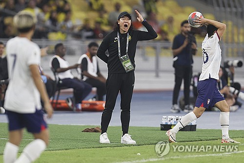 김 감독이 이끄는 말레이시아 축구 국가대표팀이 11일(한국시간) 말레이시아 쿠알라룸푸르에 있는 부킷 잘릴 국립경기장에서 열린 대만과의 2026 국제축구연맹(FIFA) 북중미(캐나다-미국-멕시코 공동 개최) 월드컵 아시아지역 2차 예선 D조 최종전에서 3-1로 승리했다. 승리에도 2위 키르기스스탄을 제치지 못해 2차 예선에서 탈락한 말레이시아는 현재 김 감독의 경질 여론이 큰 상황이다. 김 감독은 말레이시아에 남고 싶다는 의사를 밝혔다. 연합뉴스