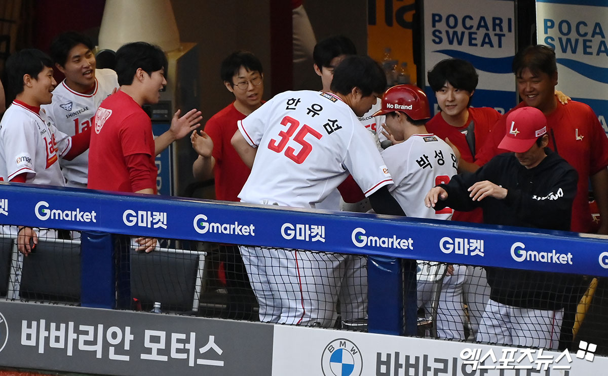 12일 오후 인천SSG랜더스필드에서 열린 '2024 신한 SOL Bank KBO리그' KIA 타이거즈와 SSG 랜더스의 경기, 2회말 2사 SSG 박성한이 솔로 홈런을 날린 후 더그아웃에서 축하를 받고 있다. 이날 KIA는 0-5로 뒤지던 경기를 최형우의 6타점쇼 등에 힘입어 13-7로 뒤집고 선두 복귀에 성공했다. 인천, 김한준 기자