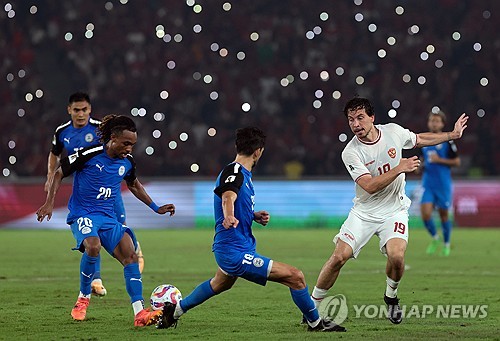 인도네시아를 2026 FIFA 북중미 월드컵 아시아 지역 3차 예선으로 이끌며 팬들에게 다시 한번 감동을 선사한 인도네시아 축구 국가대표팀의 사령탑 신태용 감독이 다시 한번 팬들을 감동시켰다. 신태용 감독은 경기 후 자신의 SNS를 통해 인도네시아어로 감사 인사를 전했다. 사상 첫 월드컵 최종 예선에 진출한 인도네시아는 이제 월드컵 본선 무대를 위해 달린다. 인도네시아 팬들은 수 차례 기적을 일으켰던 신태용 매직을 다시 한번 믿어본다. 사진 연합뉴스