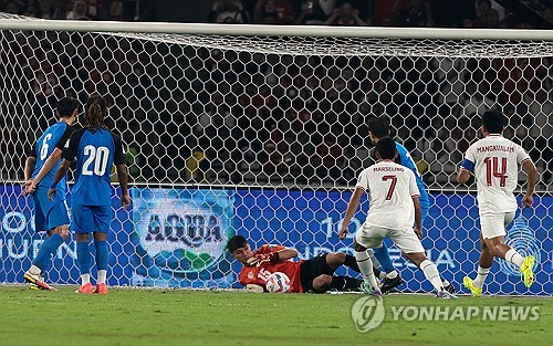 인도네시아를 2026 FIFA 북중미 월드컵 아시아 지역 3차 예선으로 이끌며 팬들에게 다시 한번 감동을 선사한 인도네시아 축구 국가대표팀의 사령탑 신태용 감독이 다시 한번 팬들을 감동시켰다. 신태용 감독은 경기 후 자신의 SNS를 통해 인도네시아어로 감사 인사를 전했다. 사상 첫 월드컵 최종 예선에 진출한 인도네시아는 이제 월드컵 본선 무대를 위해 달린다. 인도네시아 팬들은 수 차례 기적을 일으켰던 신태용 매직을 다시 한번 믿어본다. 사진 연합뉴스