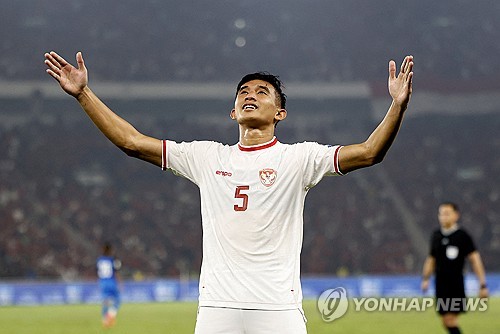 인도네시아를 2026 FIFA 북중미 월드컵 아시아 지역 3차 예선으로 이끌며 팬들에게 다시 한번 감동을 선사한 인도네시아 축구 국가대표팀의 사령탑 신태용 감독이 다시 한번 팬들을 감동시켰다. 신태용 감독은 경기 후 자신의 SNS를 통해 인도네시아어로 감사 인사를 전했다. 사상 첫 월드컵 최종 예선에 진출한 인도네시아는 이제 월드컵 본선 무대를 위해 달린다. 인도네시아 팬들은 수 차례 기적을 일으켰던 신태용 매직을 다시 한번 믿어본다. 사진 연합뉴스