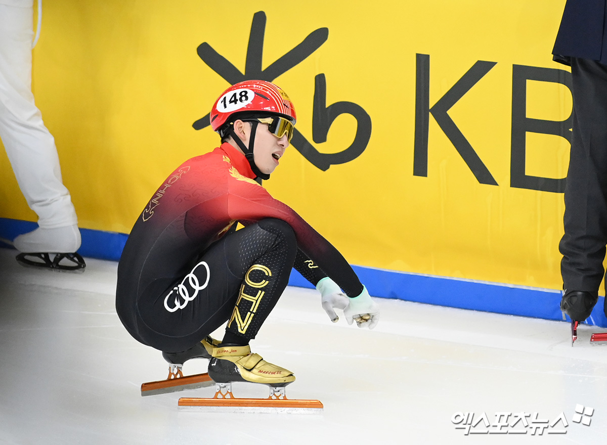 한국 남자 쇼트트랙 에이스로 활약하며 2018 평창 동계올림픽에서 금메달과 동메달을 각각 하나씩 따냈던 린샤오쥔(임효준)이 2019년 중국으로 귀화한 뒤 자신의 쇼트트랙 인생과 앞으로의 목표 등을 밝혔다. 임효준은 중국 국가가 나올 때마다 가슴이 벅차다며 2026 밀리노-코르티나 올림픽에선 계주 우승을 해보고 싶다는 바람을 드러냈다. 엑스포츠뉴스DB