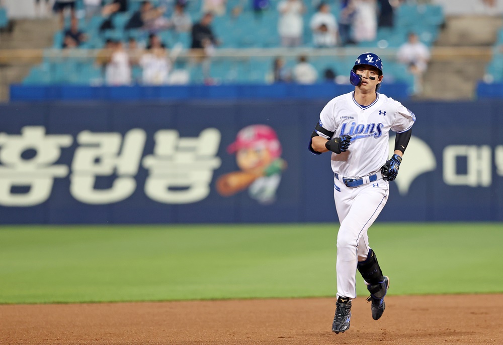 구자욱은 12일 대구 삼성라이온즈파크에서 열린 '2024 신한 SOL Bank KBO 리그' LG와 주중 3연전 두 번째 맞대결에서 3번타자 좌익수로 선발 출전. 6회말 추격하는 홈런포와 7회말 역전 결승타를 쳐 팀 승리를 이끌었다. 삼성 라이온즈