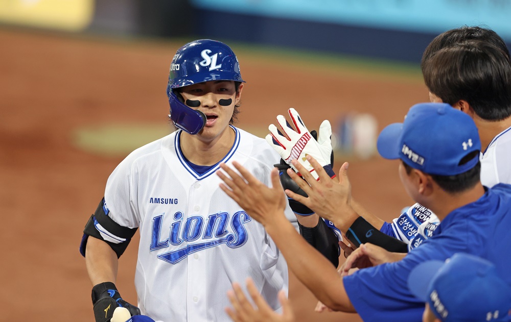 구자욱은 12일 대구 삼성라이온즈파크에서 열린 '2024 신한 SOL Bank KBO 리그' LG와 주중 3연전 두 번째 맞대결에서 3번타자 좌익수로 선발 출전. 6회말 추격하는 홈런포와 7회말 역전 결승타를 쳐 팀 승리를 이끌었다. 삼성 라이온즈