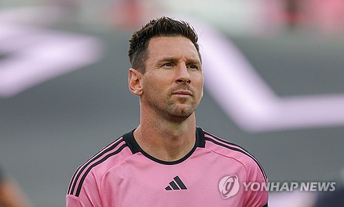 축구의 신 리오넬 메시가 은퇴를 시사하는 듯한 발언을 남겼다. 메시는 최근 ESPN 아르헨티나와의 인터뷰에서 자신의 커리어에서 남은 시간이 많지 않다면서 축구를 그만둔 이후 생각날 만한 것들을 열심히 하고 있다고 밝혔다. 또 메시는 다가오는 2024 파리올림픽에 참가하는 대신 코파 아메리카에 집중할 것이라는 점을 분명히 했고, 2026 FIFA 북중미 월드컵 참가 가능성을 닫지 않으면서도 기록을 위해 월드컵에 참가하는 일은 없을 거라고 했다. 사진 연합뉴스